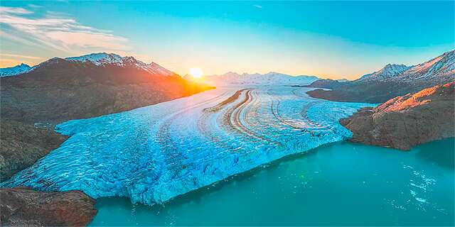 Boat tour to the imposing Viedma Glacier, including a short and easy walk to a spectacular panoramic viewpoint.