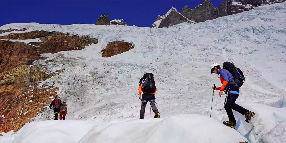 Conoce terrenos v&iacute;rgenes admirado por pocos, progresando por v&iacute;as ferratas y explorando un glaciar de alta monta&ntilde;a.
