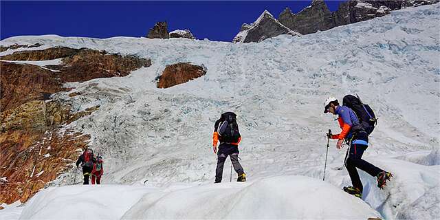Conoce terrenos vírgenes admirado por pocos, progresando por vías ferratas y explorando un glaciar de alta montaña.
