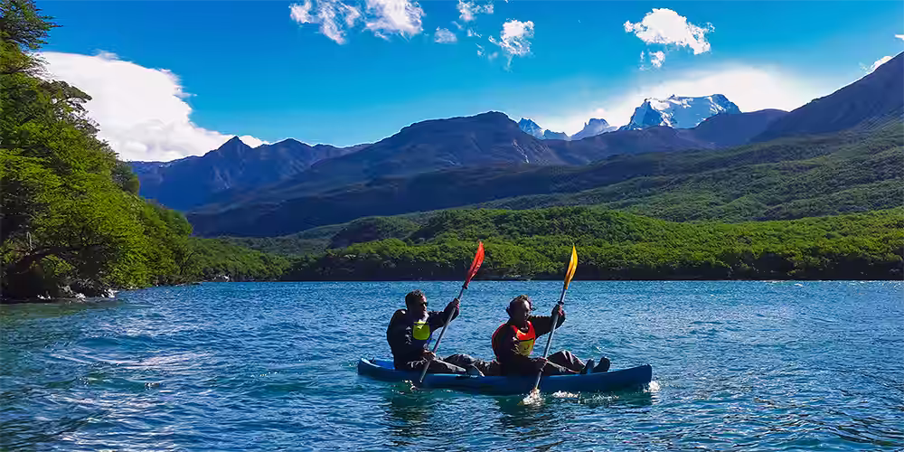 Rema en este fant&aacute;stico lago de aguas turquesa rodeado de bosque nativo y maravillosas vistas de los cerros y glaciares.