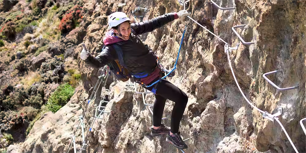 Combina de manera segura escalar, trepar y caminar sobre la roca, pensada para aquellos que no tienen experiencia en monta&ntilde;ismo.